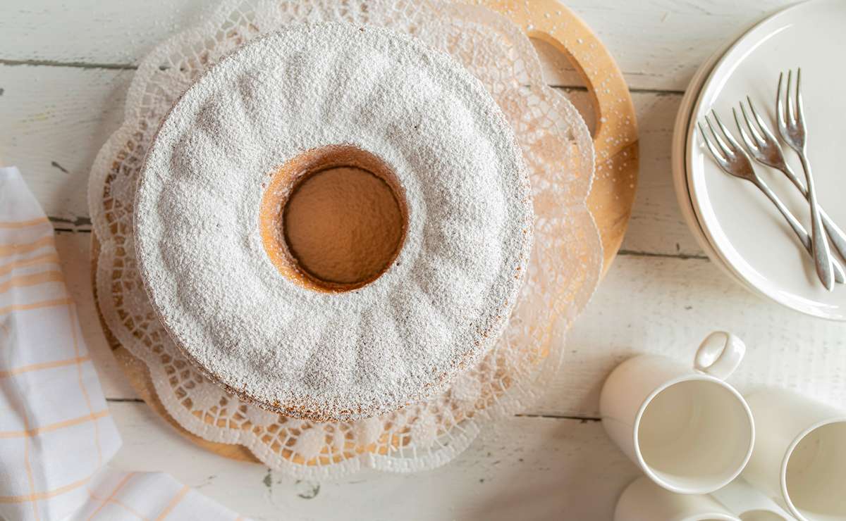 Torta Paradiso intera su alzatina con zucchero a velo