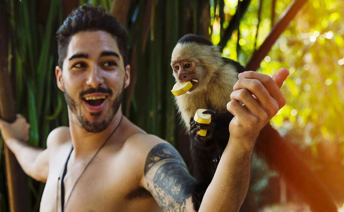 Ragazzo con scimmia cappuccina