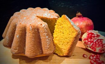 torta di zucca su tagliere con melograno decorativo