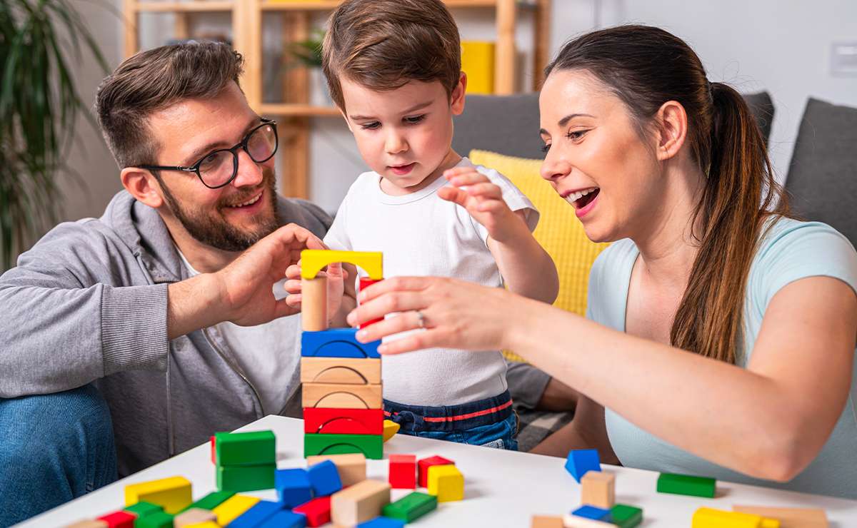 Famiglia che gioca insieme con blocchi colorati da costruzione