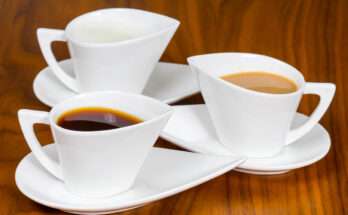 Tazza di caffè, ginseng e orzo su un tavolo: scopri quale scegliere per la tua pausa perfetta e quali differenze fanno al caso tuo