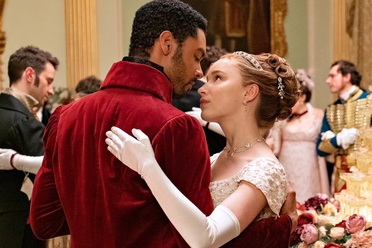 scena del film Bridgerton dove i due protagonisti ballano un lento