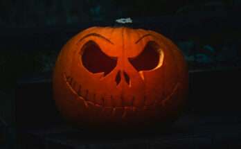 zucca di halloween intagliata su sfondo scuro