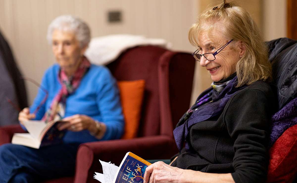 Signore che leggono in gruppo