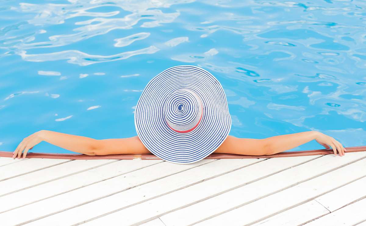 Ragazza con cappello in piscina
