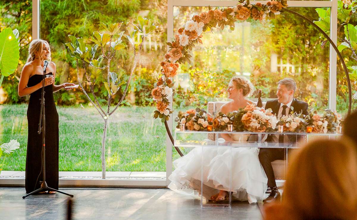 Ragazza che fa discorso agli sposi
