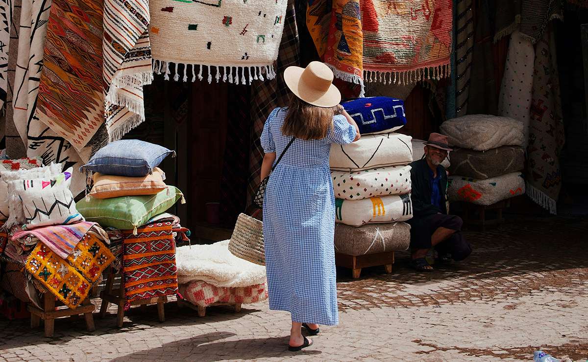Ragazza in un suk a Marrakech