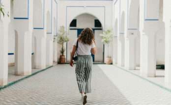 Ragazza cammina in un hotel a Marrakech