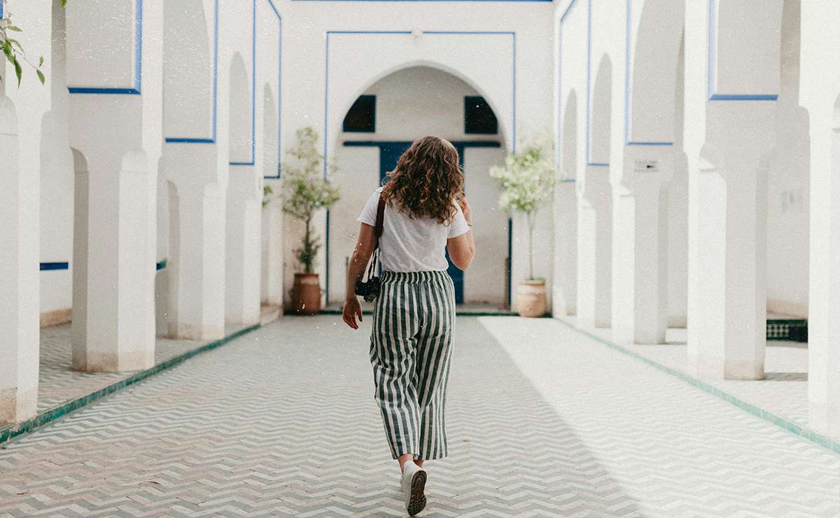 Ragazza cammina in un hotel a Marrakech