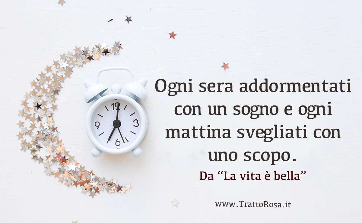 Immagine di una sveglia bianca con stelle dorate in sottofondo, accompagnata dalla citazione: ‘Ogni sera addormentati con un sogno e ogni mattina svegliati con uno scopo.’ Da ‘La vita è bella’