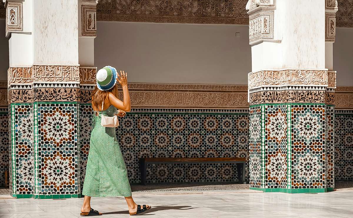 Ragazza cammina a Marrakech