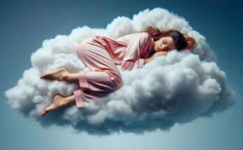 Donna fa sogni mentre dorme distesa su una nuvola