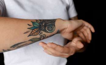 crema per tatuaggi, protezione del tatuaggio, detergere zona tatuata