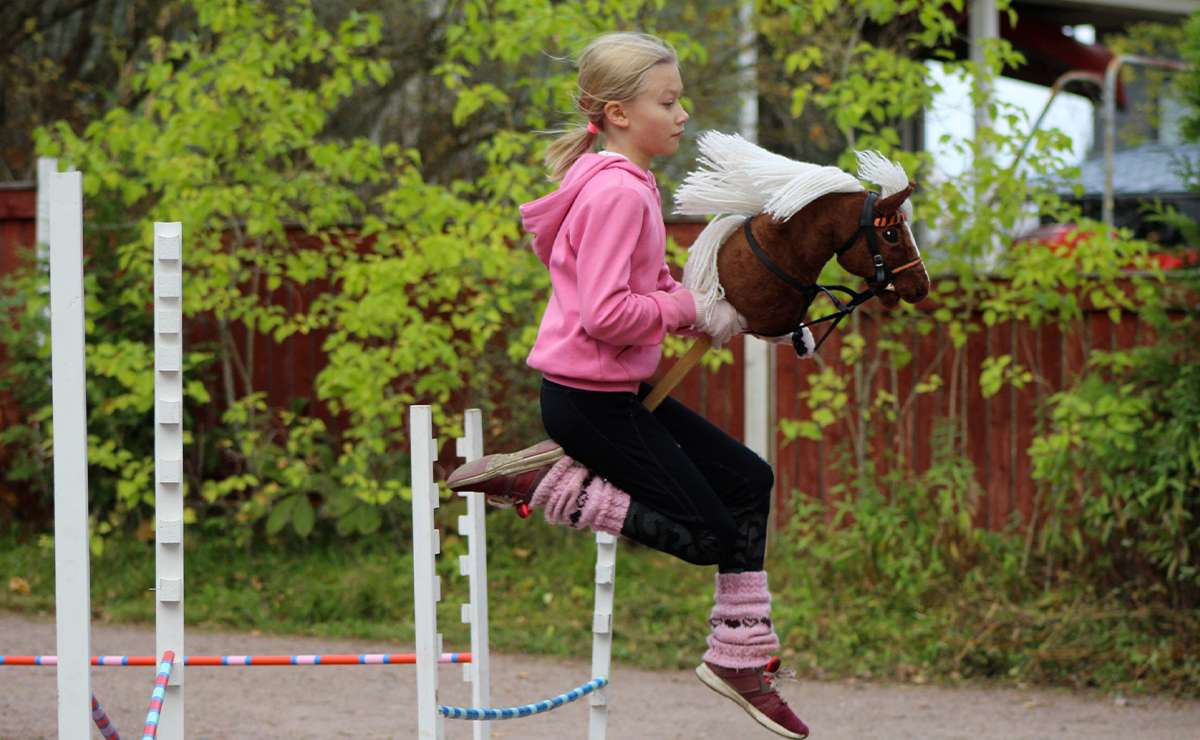 Ragazza che pratica Hobby Horsing