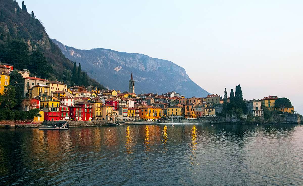 Vista su Varenna dal Lago di Como