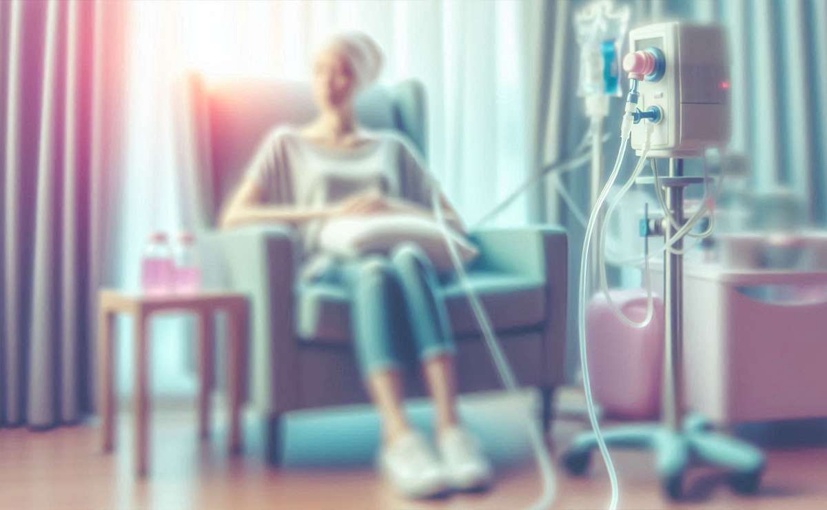 donna seduta sulla poltrona riceve la chemioterapia