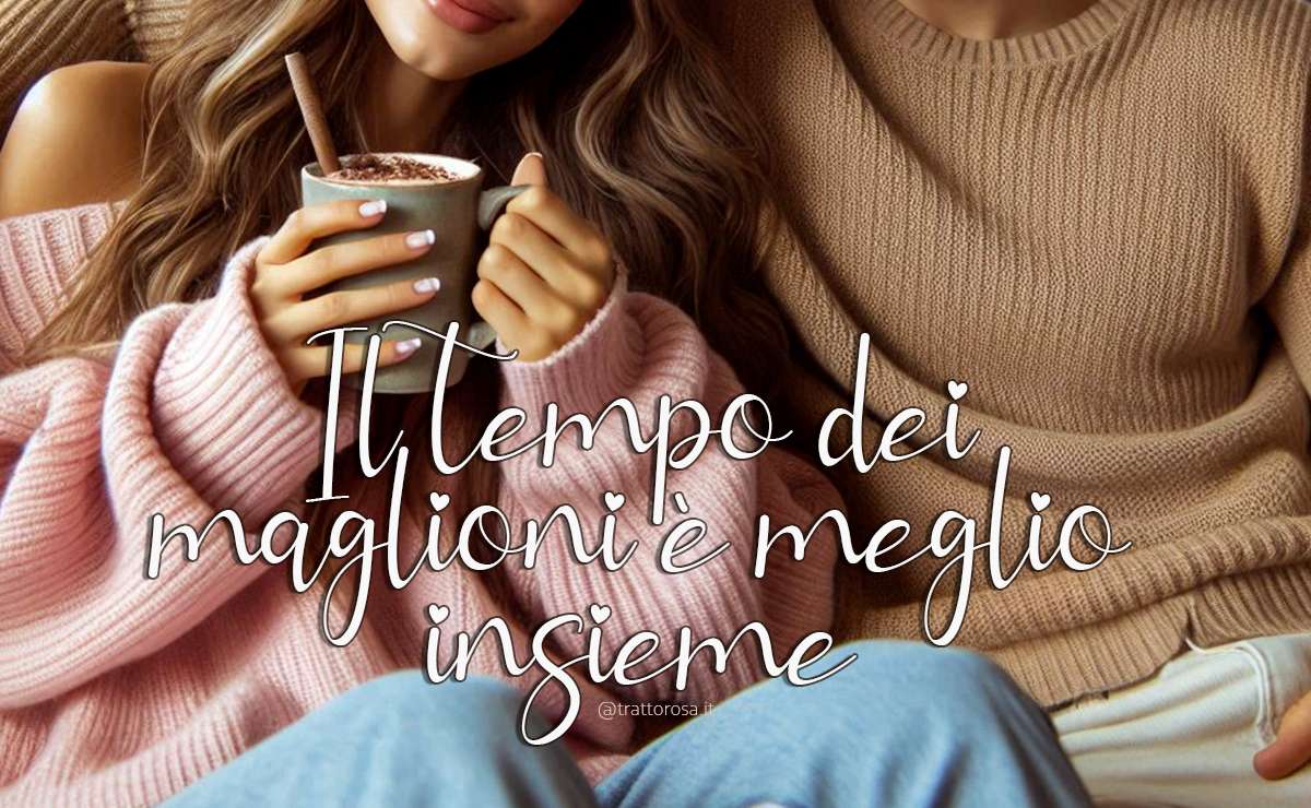 Donna beve cioccolata calda seduta accanto a un uomo sul divano. 