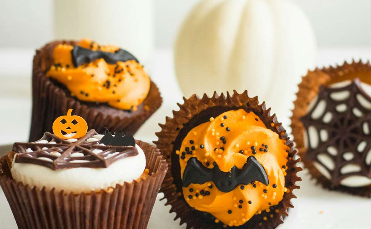 muffin di halloween alla zucca decorati con glassa bianca e arancione 