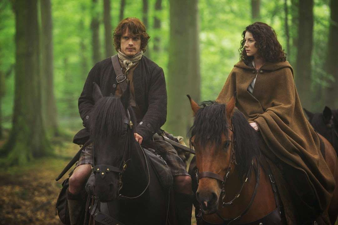 Jamie e Claire a cavallo nella Scozia di Outlander