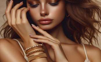 donna indossa gioielli moderni, bracciali e orecchini