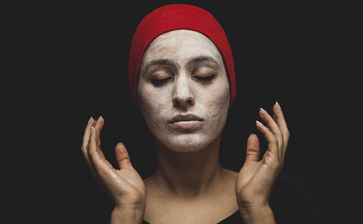 donna con una crema viso per la skincare del cambio stagione