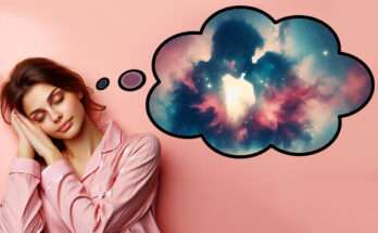 donna che sogna il partner che bacia un'altra donna