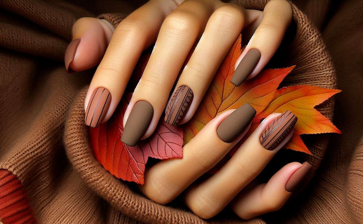 Unghie con smalto opaco tonalità del marrone e ruggine