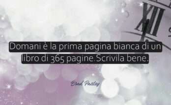 citazione sul nuovo anno su sfondo pastello e orologio che segna la mezzanotte