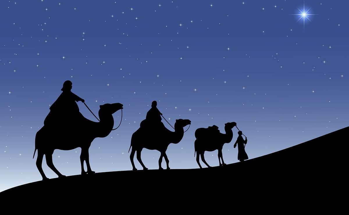 Silhouette dei tre Re Magi su cammelli, in viaggio nel deserto sotto un cielo stellato, guidati dalla luce della stella cometa.