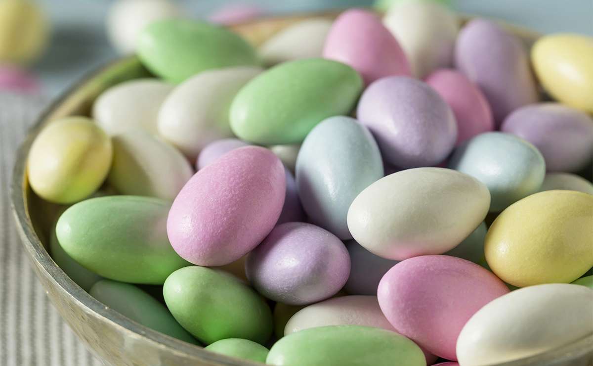 Una ciotola di confetti di Sulmona in tonalità pastello: rosa, verde, lilla, bianco e giallo.