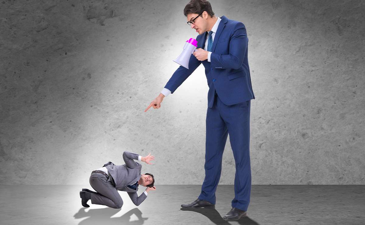 Rappresentazione concettuale del mobbing sul lavoro: un uomo in abito blu sovradimensionato urla con un megafono e punta il dito contro un collega più piccolo, accovacciato e spaventato.