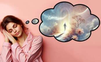 Donna che dorme serenamente in pigiama rosa, con un sogno raffigurato in una nuvoletta di pensiero. Nel sogno, una figura eterea cammina verso un portale di luce dorata, circondata da un paesaggio onirico con nuvole soffici e fiori delicati, simbolo di passaggio e trasformazione.