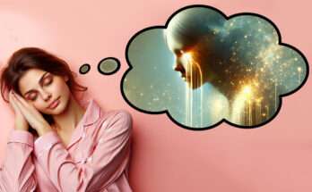 Una donna addormentata con un'espressione serena indossa un pigiama rosa. Sopra di lei, all'interno di una nuvola di pensiero, appare un'immagine onirica di un volto che versa lacrime luminose e dorate, immerse in un paesaggio etereo e stellato, simbolo del sogno di piangere.