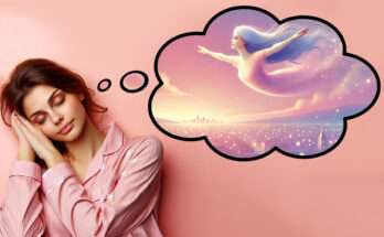 Donna che dorme serenamente in pigiama rosa, sognando di volare sopra una città illuminata dai colori pastello, con un'immagine onirica racchiusa in una nuvoletta di pensiero.