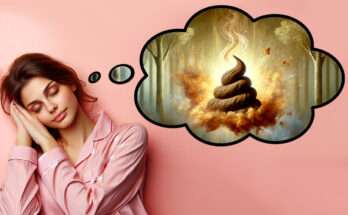 Donna che dorme in pigiama rosa, con un'espressione serena, mentre un fumetto onirico rappresenta un'immagine surreale di una cacca simbolica illuminata in un paesaggio mistico con foresta e luce dorata.