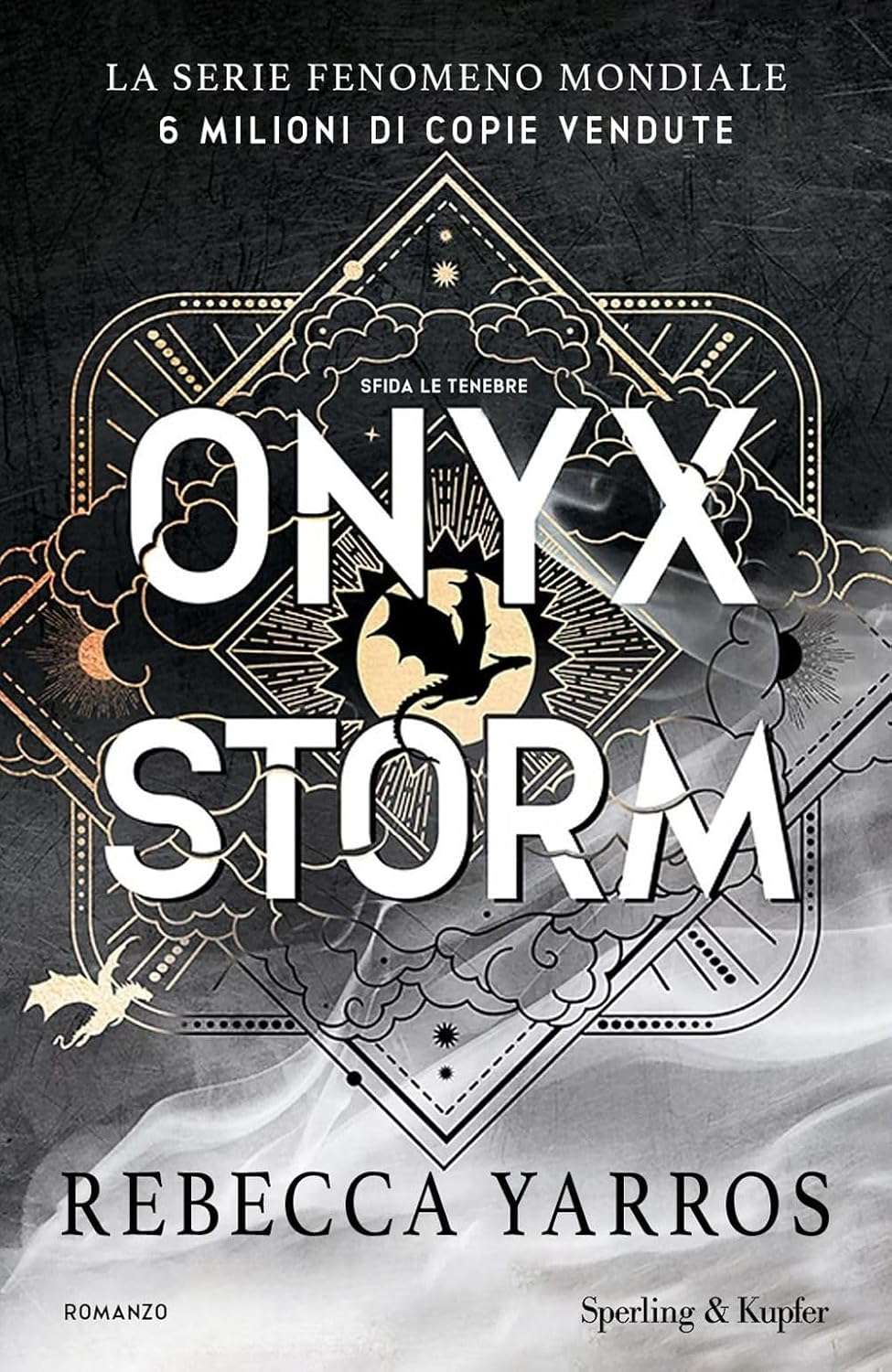 Copertina italiana del libro Onyx Storm di Rebecca Yarros, edito da Sperling & Kupfer. Il design è in bianco, nero e oro con dettagli grafici raffinati, tra cui un drago al centro di una decorazione geometrica. Il titolo spicca con caratteri grandi e decisi, accompagnato dalla tagline “Sfida le tenebre” e dal richiamo ai 6 milioni di copie vendute della saga.