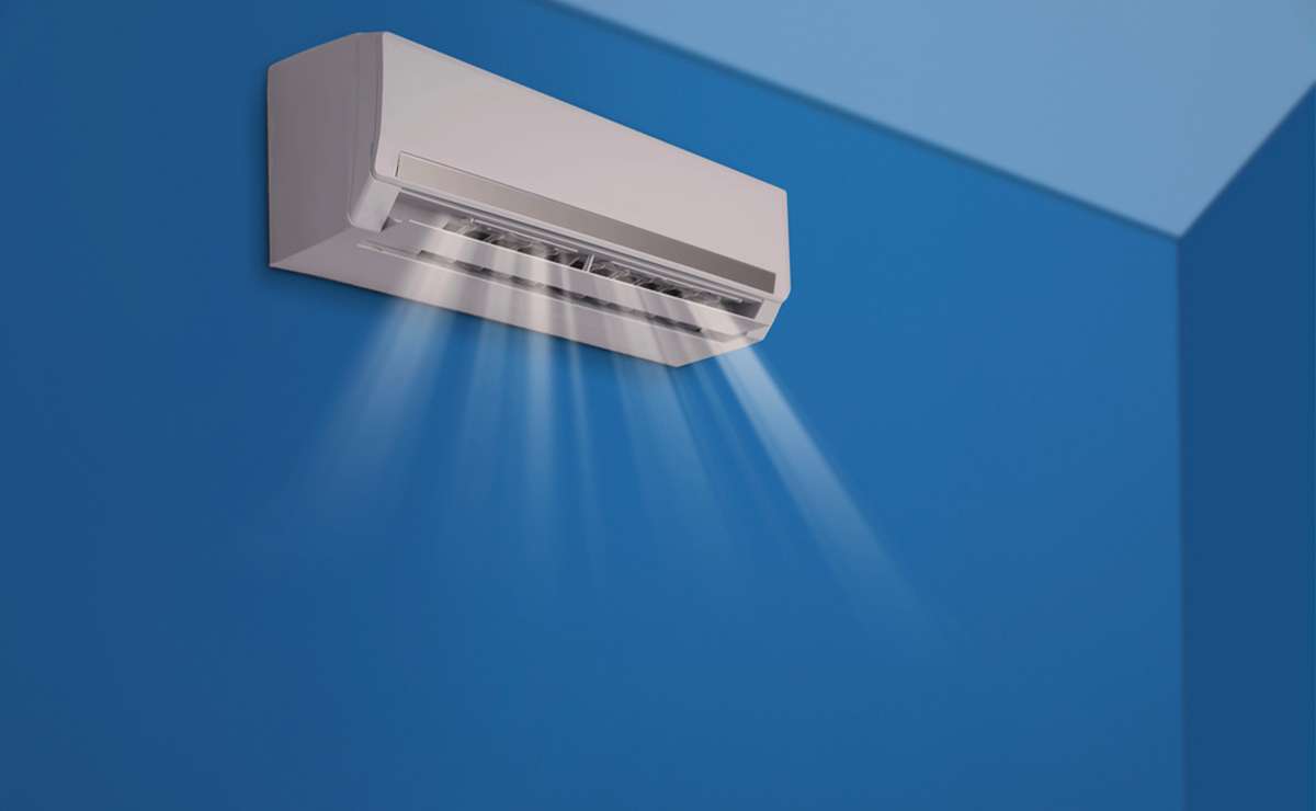 Condizionatore acceso su una parete blu