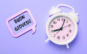 Sveglia bianca su sfondo viola e fumetto con scritta “Buon giovedì!”: immagine allegra e motivazionale per augurare buon giovedì.