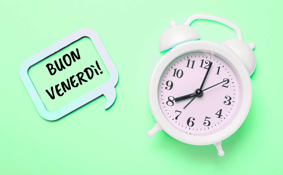 “Scritta Buon venerdì in un fumetto accanto a una sveglia bianca su sfondo verde pastello.”