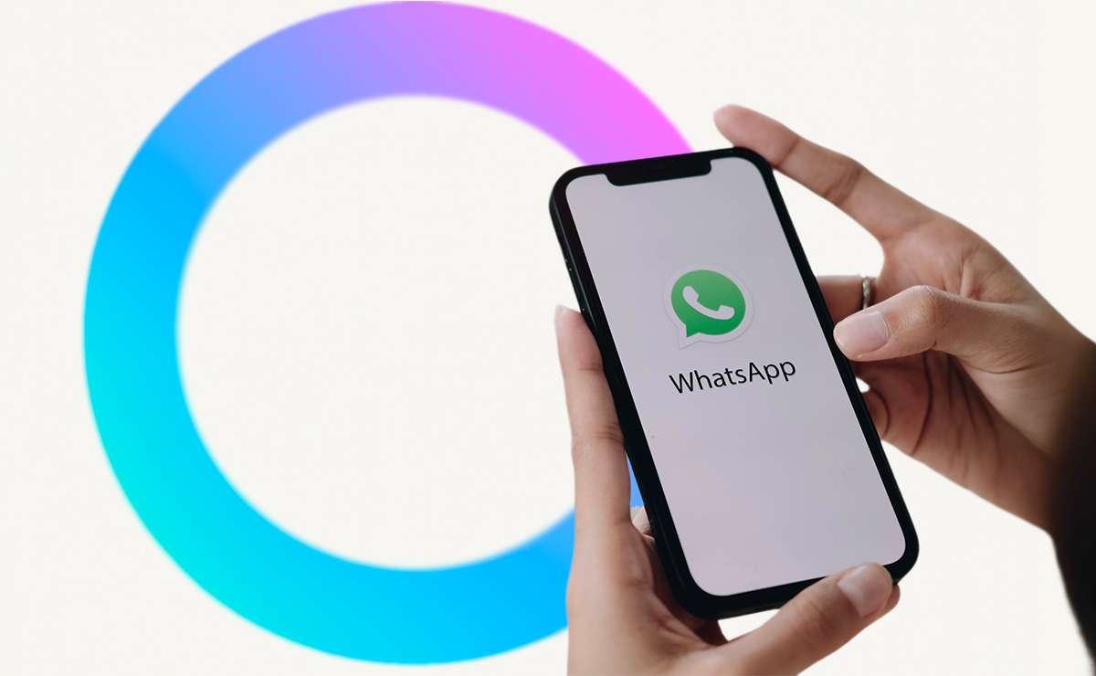 Persona che tiene in mano uno smartphone con schermo su WhatsApp, davanti a un grande cerchio sfumato in stile Meta AI nei toni blu, viola e rosa.