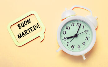 veglia bianca su sfondo giallo con fumetto in legno e scritta “Buon martedì!”: immagine positiva e motivazionale per l’inizio della settimana.