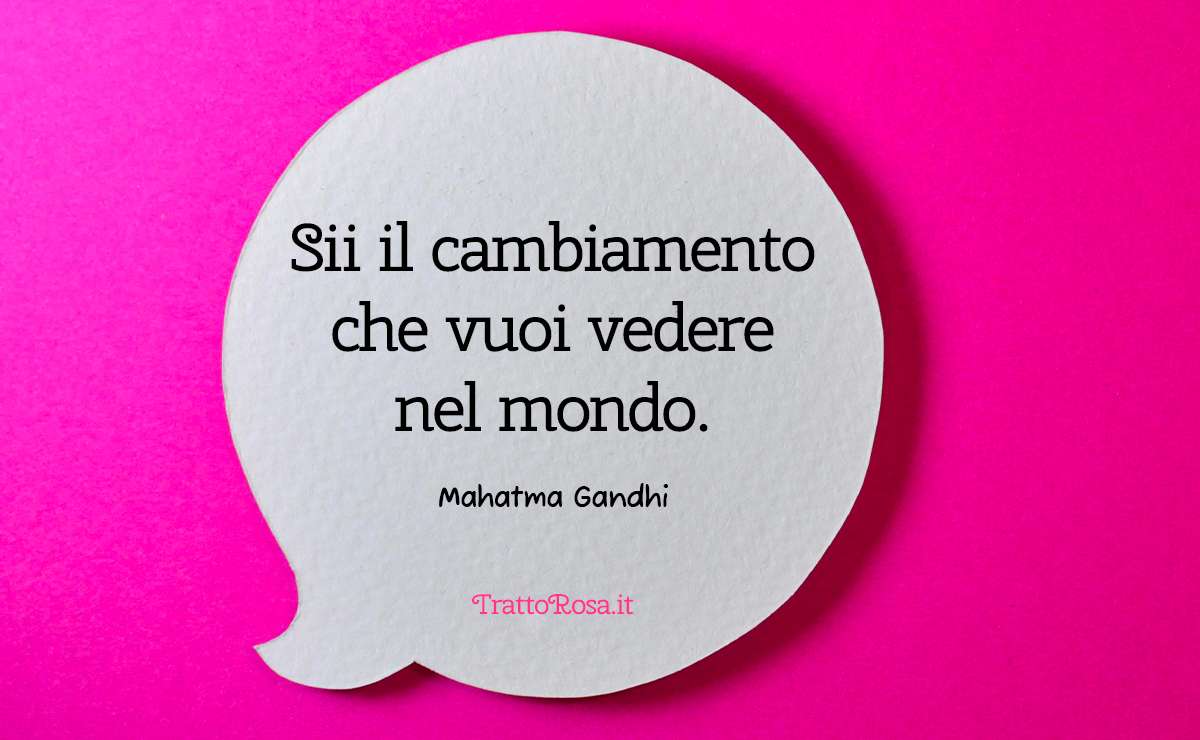 Citazione motivazionale su sfondo fucsia: in un fumetto di carta è riportata la frase “Sii il cambiamento che vuoi vedere nel mondo.” di Mahatma Gandhi