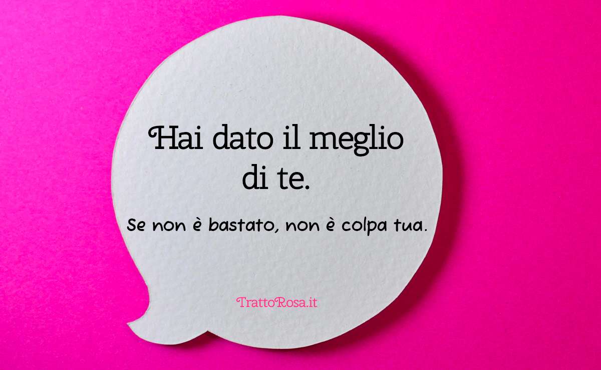Frase motivazionale su sfondo fucsia: all’interno di un fumetto di carta si legge “Hai dato il meglio di te. Se non è bastato, non è colpa tua.”