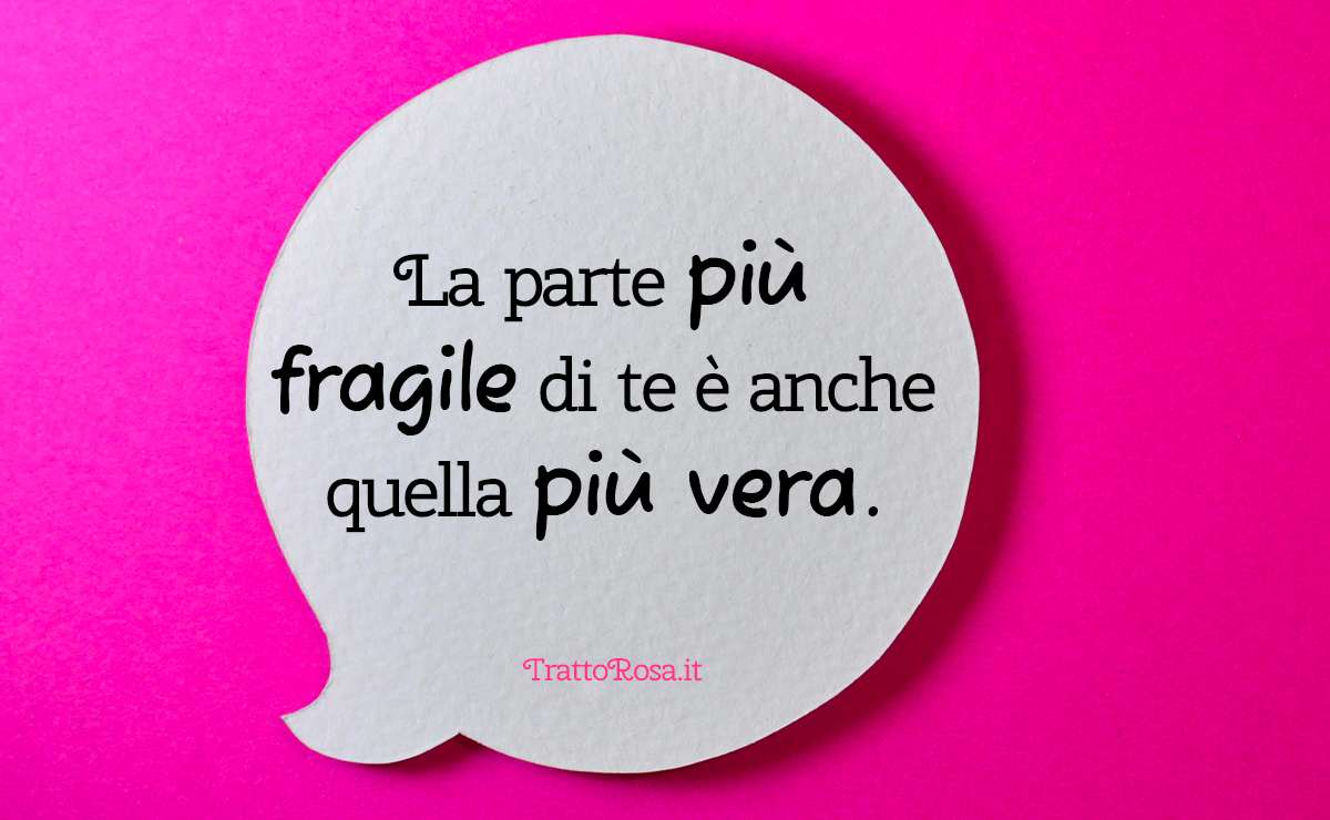 Frase riflessiva su sfondo fucsia: all’interno di un fumetto di carta si legge “La parte più fragile di te è anche quella più vera.”