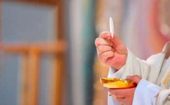 Ostia consacrata nelle mani di un sacerdote durante la celebrazione