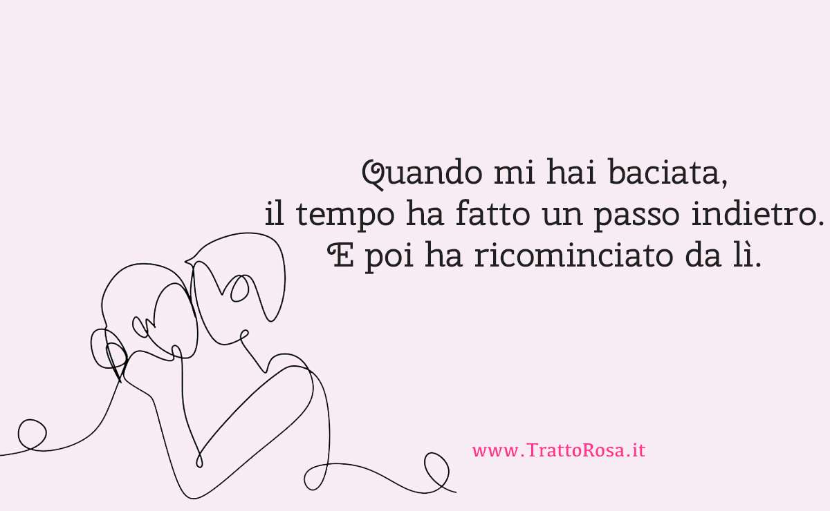 Illustrazione minimal di due volti che si baciano con frase romantica: “Quando mi hai baciata, il tempo ha fatto un passo indietro. E poi ha ricominciato da lì."