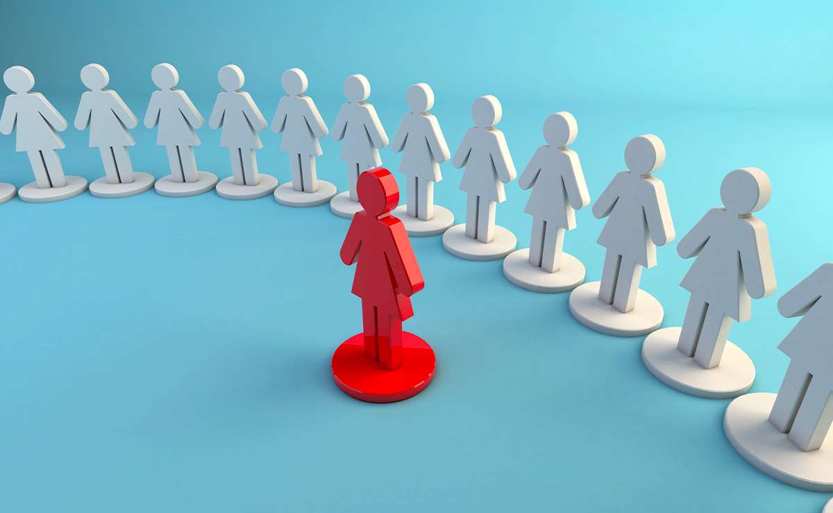 Ape vista da vicino su sfondo sfocato, simbolo della sindrome dell’ape regina sul lavoro