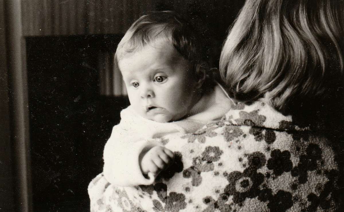 Bambina in braccio alla madre negli anni ’50, in una scena familiare d’epoca che evoca il fascino dei nomi femminili vintage oggi tornati di moda