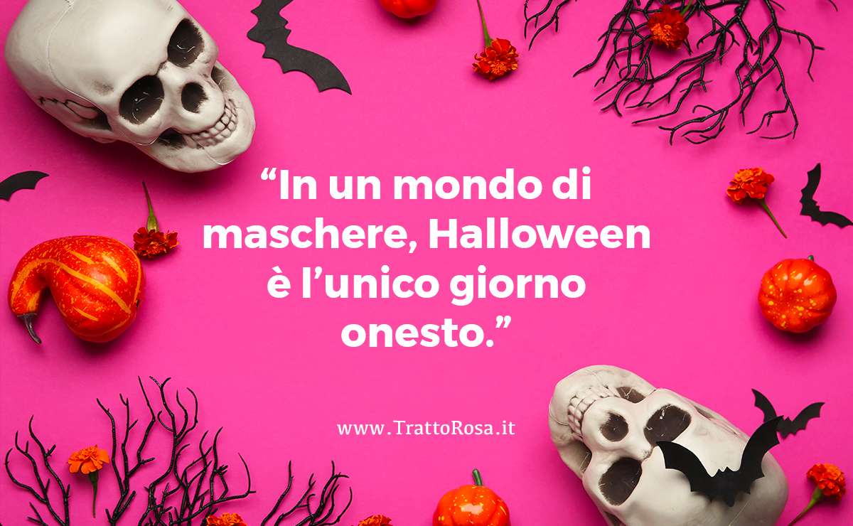 Frase profonda su Halloween su sfondo rosa con decorazioni a tema: “In un mondo di maschere, Halloween è l’unico giorno onesto.” – aforisma d’impatto per riflettere e condividere.