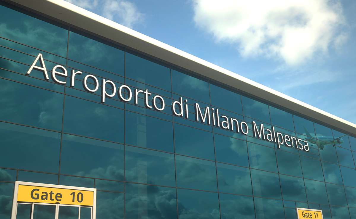 Edificio a vetri con scritta Aeroporto di Malpensa Milano